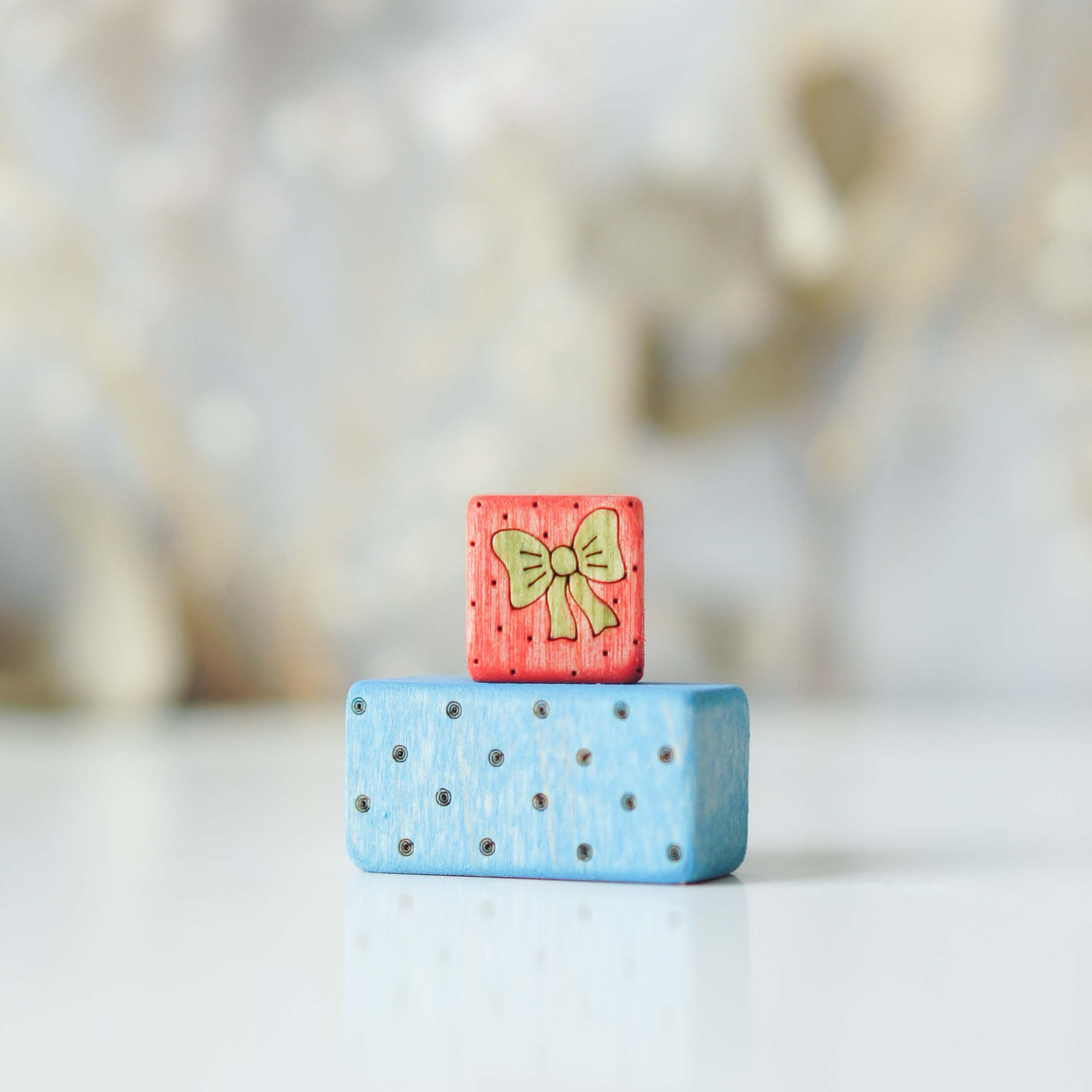 Blue and red presents - detail of 2 pieces from the 6-piece set